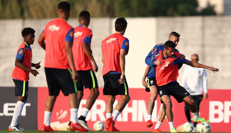 Neymar não treinou nessa sexta-feira, mas deve enfrentar a Colômbia, neste sábado à noite (Foto: Lucas Figueiredo/MoWa Press/CBF)