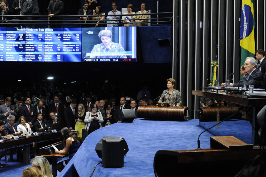 Plenário do Senado Federal durante sessão deliberativa extraordinária para votar a Denúncia 1/2016, que trata do julgamento do processo de impeachment da presidente afastada Dilma Rousseff por suposto crime de responsabilidade.  Na tribuna em discurso, Dilma Rousseff.  Foto: Edilson Rodrigues/Agência Senado