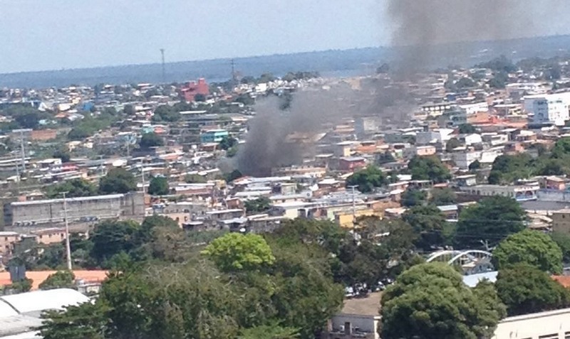 Fumaça podia ser vista de longe. Incêndio atingiu duas casas de madeira (Foto: CB/Divulgação)