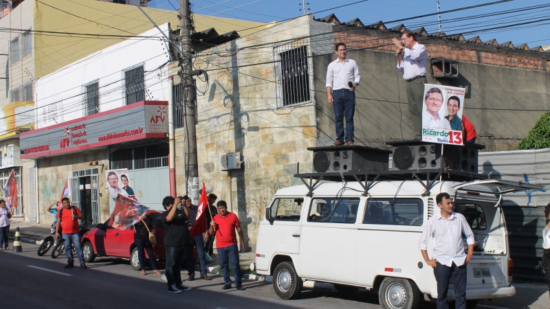 José Ricardo faz minicomício em frente ao terminal de ônibus da Avenida Constantino Nery (Foto: Divulgação) 