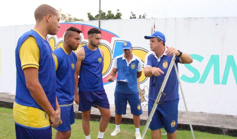 O técnico do Nacional, Alan George, orientou jogadores sobre posicionamento em campo contra o Borbense (Foto: Nacional FC/Divulgação)