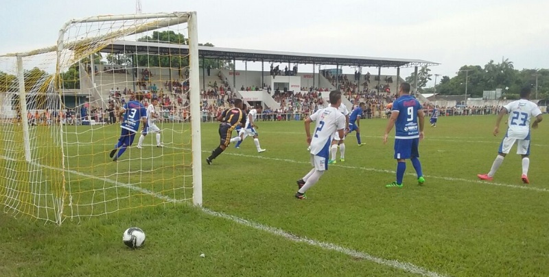 Nacional (de azul) derrotou o Borbense e assumiu liderança do Campeonato Amazonense (Foto: Nacional FC/Divulgação)