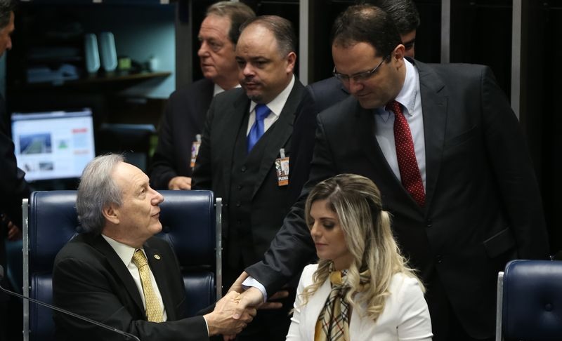 Ex-ministro Nelson Barbosa cumprimentou Ricardo  Lewandowski ao chegar ao Senado (Marcelo Camargo/ABr) 