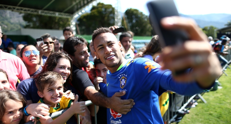 Jogadores posaram para selfies com torcedores em treino descontraído, nessa sexta-feira (Foto: CBF/Divulgação)