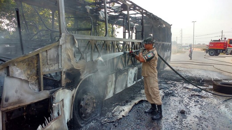 Ônibus foi totalmente queimado e nem imagens de câmeras de segurança poderão ser aproveitadas (Foto: Corpo de Bombeiros)