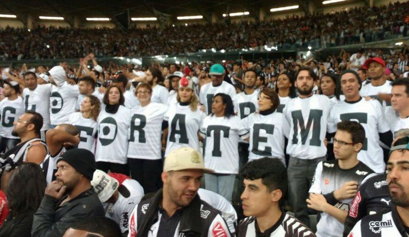 Protesto de torcedores no Mineirão durante jogo de futebol da Olimpíada. Manifestantes foram retirados (Foto: Pedro Patrus/Reprodução Facebook)