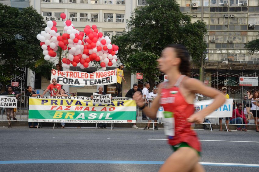 Rio de Janeiro - Durante a maratona feminina, que percorreu hoje (14) as ruas da cidade do Rio, parte do público protestou contra o governo do presidente interino Michel Temer ( Tânia Rêgo/Agência Brasil)