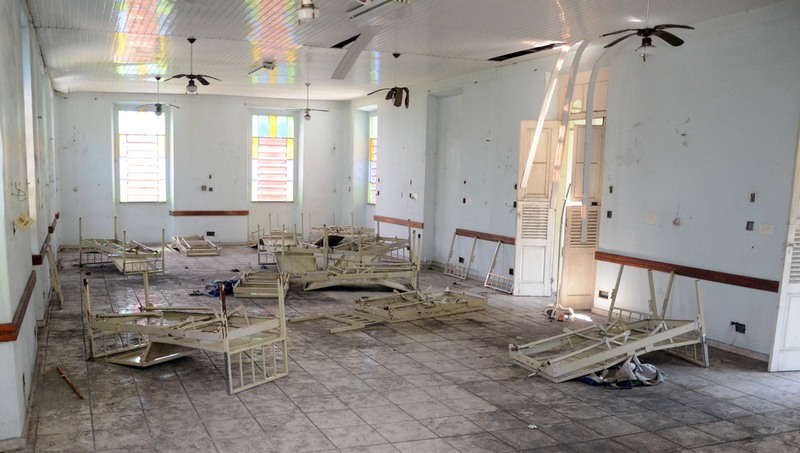 Instalações da Santa Casa foram depredadas e prédio está abandonado (Foto: CMM/Divulgação)