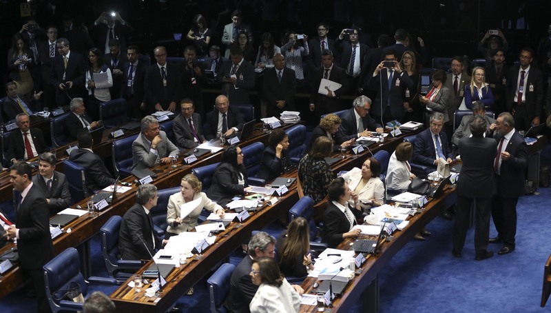 Senadores aprovaram relatório que recomenda impeachment de Dilma na madrugada desta quarta (Foto: Marcelo Camargo/ABr)