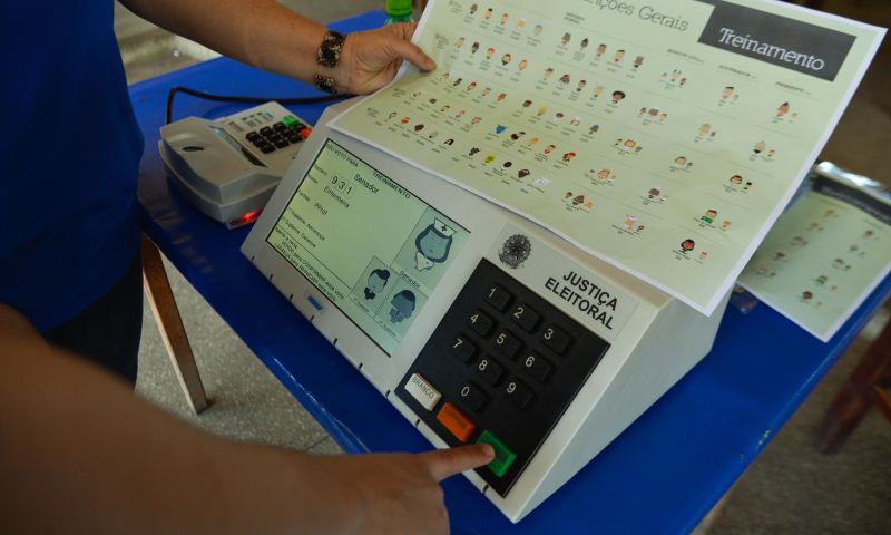 TRE-DF faz demonstrações para familiarizar o eleitor com a urna eletrônica biométrica. Foto: Jose Cruz/ Agência Brasil