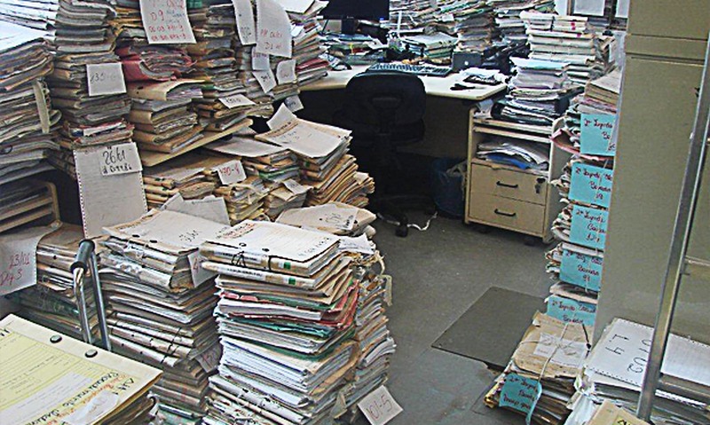 Documentos não foram retirados pelos clientes e perderam validade para arquivamento (Foto: Divulgação)