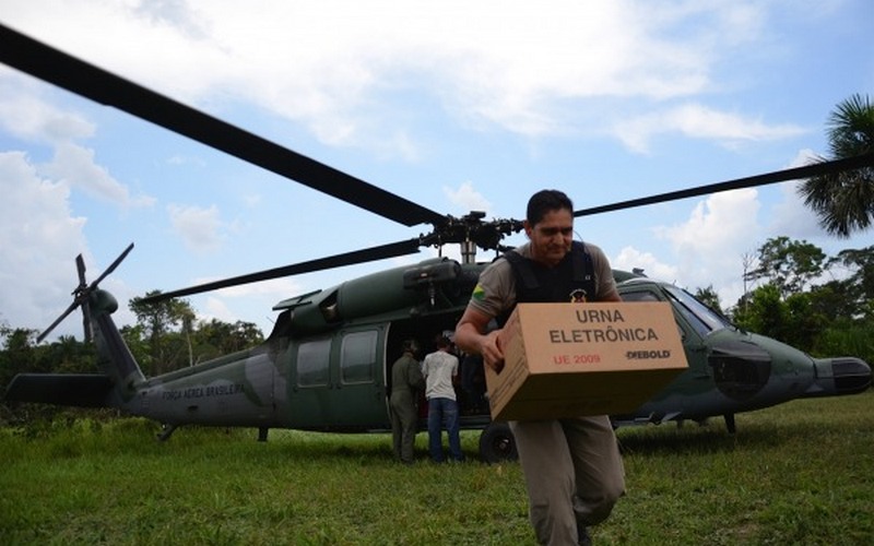Em alguns locais de difícil acesso, urna chega de helicóptero no interior do Estado (Foto: Divulgação)