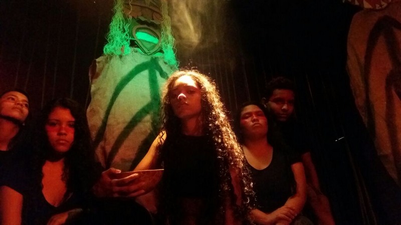 Jovens mostram no palco o aprendizado em teatro encenando peça sobre lenda indígena (Foto: SEC/Divulgação)