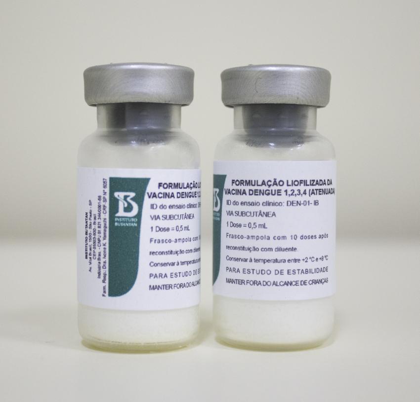 ampolas-da-vacina-contra-a-dengue-camilla-carvalho_instituto-butatan