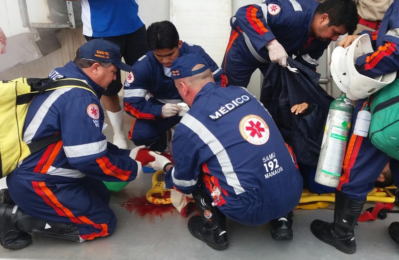 Bombeiros levaram quase duas horas e meia para resgatar rapaz de câmara frigorífica Foto: Bombeiros/Divulgação) 