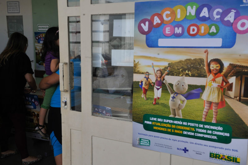 Brasília - Movimento em posto de saúde no primeiro dia de campanha para atualização da caderneta de vacinação infantil.