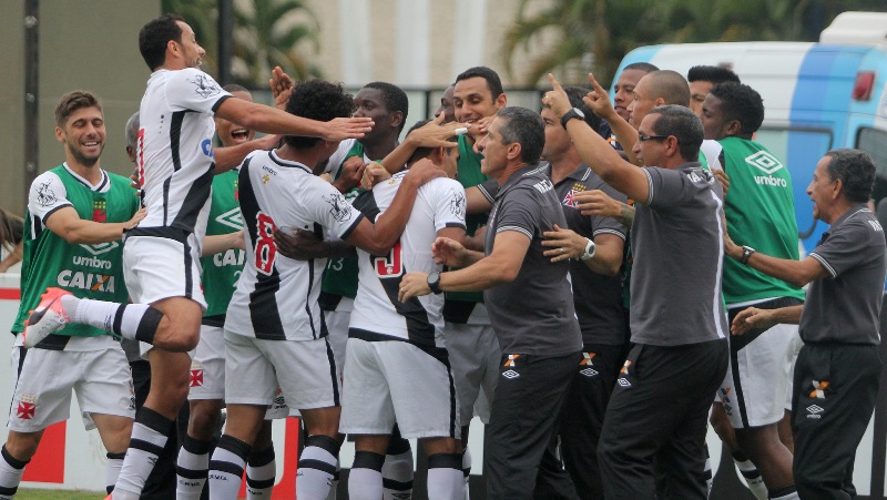 Jogadores festejaram o segundo gol de Ederson na vitória contra rival pelo título (Foto: Paulo Fernandes/Vasco.com)