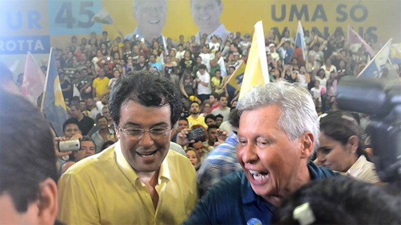 Eduardo Braga e Arthur Virgílio comemoram a vitória na Arena 45, na zona leste de Manaus (Foto: Valmir Lima)