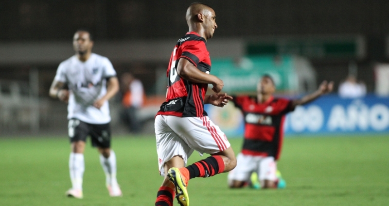 Fernandinho marcou seu primeiro gol pelo Flamengo e ajudou na classificação na Sul-Americana (Foto: Flanet.com)