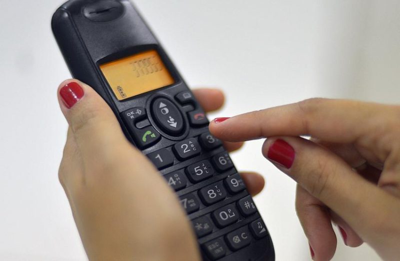 As chamadas de telefones fixos entre 587 municípios vizinhos deixarão de ser cobradas como interurbanas e terão a mesma tarifa das chamadas locais (Foto: Marcello Casal Jr./Agência Brasil)