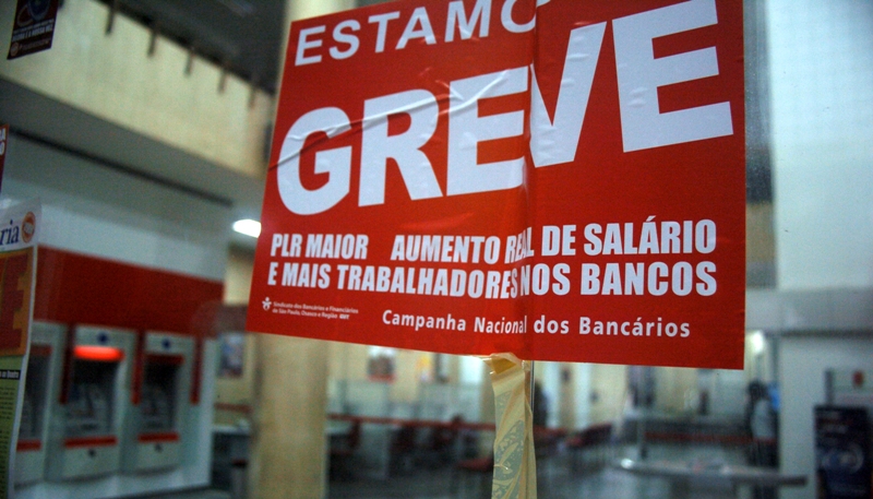 Pressão por aumento salarial começou no setor privado com a greve dos bancários, que está chegando a um mês (Foto: Divulgação)