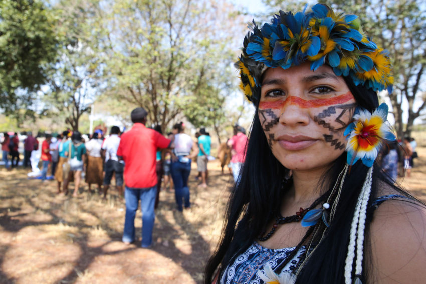 Brasília - Índios e quilombolas de vários estados fazem caminhada em protesto contra importação de commodities brasileiras (como a soja e o açúcar) que favorece violações contra povos indígenas (José Cruz/Agência Brasil)