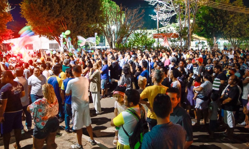 Publico do lado de fora da Câmara Municipal de Iranduba acompanha o debate entre os candidatos a prefeito (Foto: João Machado)