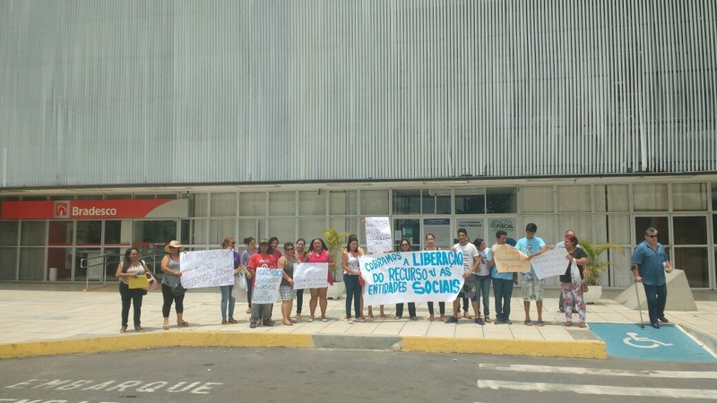 Manifestantes cobraram liberação de recursos em frente à Secretaria de Estado da Fazenda (Foto: Divulgação)