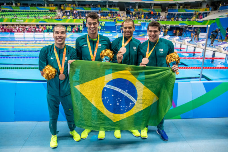 Rio de Janeiro, Brasil, 17 de setembro de 2016. Equipe do BRASIL conquista bronze no 4x100m medley masculino - Centro Aquático - Jogos Paralímpicos Rio 2016. ( Foto: Miriam Jeske/ Brasil2016.gov.br / Heusi Action)