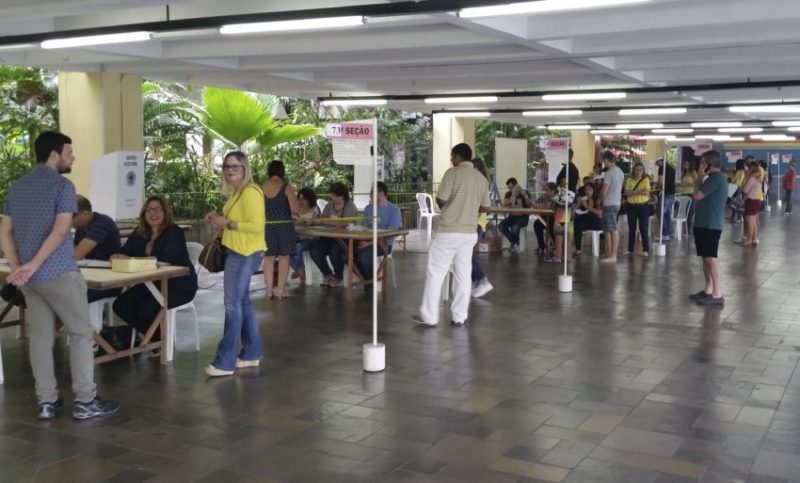 Recife - Locais de votação no Recife amanheceram hoje (02) repletos de panfletos e santinhos de candidatos (SumaiaVillela/Agência Brasil)