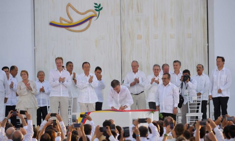 El Presidente Juan Manuel Santos firma el Acuerdo Final de Paz en Cartagena. Un momento histórico. foto: Juan Pablo Bello - SIG