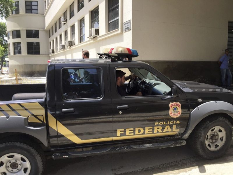 Rio de Janeiro - Agente chega à sede da Polícia Federal, no Rio de Janeiro, levando malotes (Cristina Índio do Brasil/Agência Brasil)