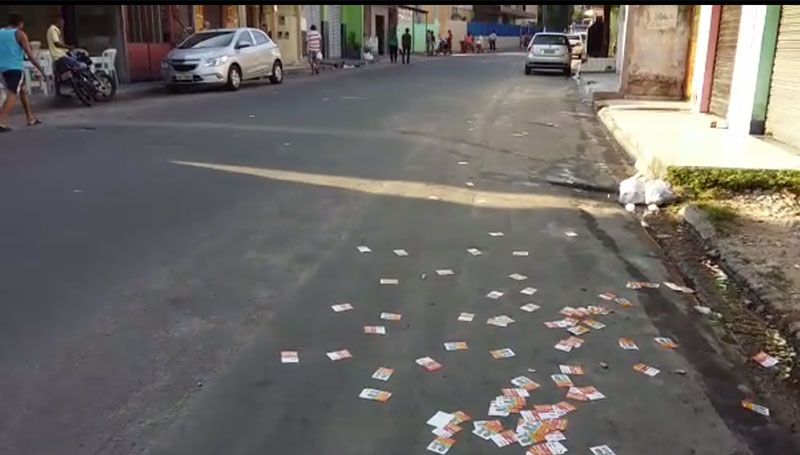 Candidatos a vereador ainda jogaram santinhos próximo aos locais de votação. A imagem é da Rua J, próximo da escola Isaac Swerner, no São José (Foto: Reprodução)