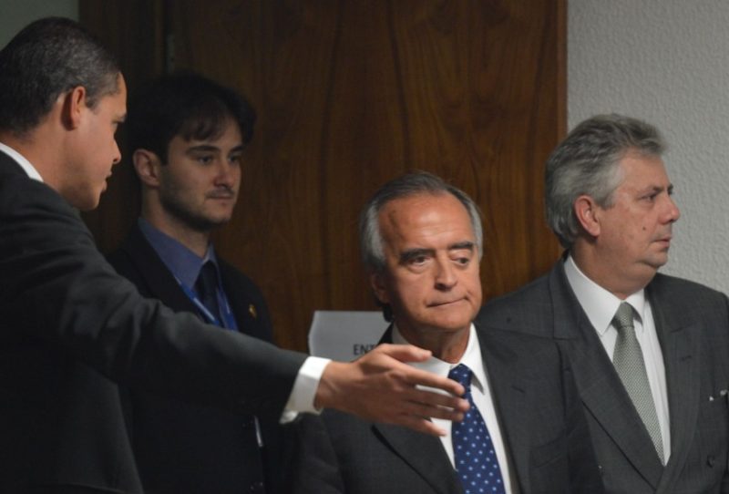 O ex-diretor Nestor Cerveró, da Área Internacional da Petrobras, chega a CPMI para acareação com o ex-diretor Paulo Roberto Costa, de Abastecimento da Petrobras (Antonio Cruz/Agência Brasil)