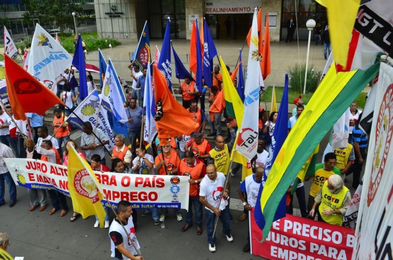 São Paulo - Representantes da Força Sindical protestam contra os juros altos em frente a sede do Banco Central, na avenida Paulista (Rovena Rosa/Agência Brasil)