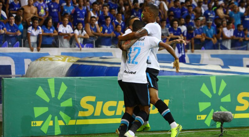 Pedro Rocha I(de costas) fez dois gols na vitória do Grëmio sobre o Galo (Foto: Lucas Uebel / Grêmio FBP)