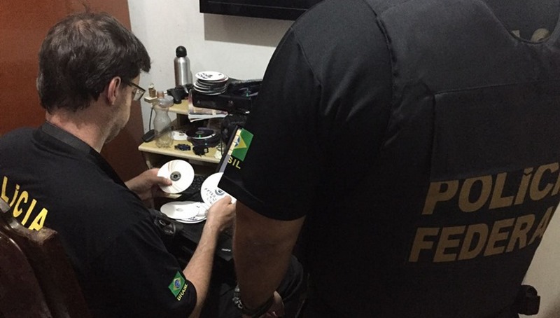 Agentes da PF gaúcha apreenderam CDs com material de pedofilia (Foto: PF-RS/Divulgação)