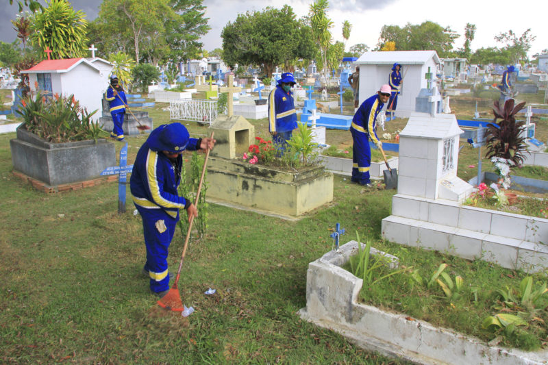 Manaus/AM - 31-10-16  SEMULSP realiza mutirão de Limpeza nos Cemitérios de Manaus. Foto: Karla Vieira/SEMCOM.