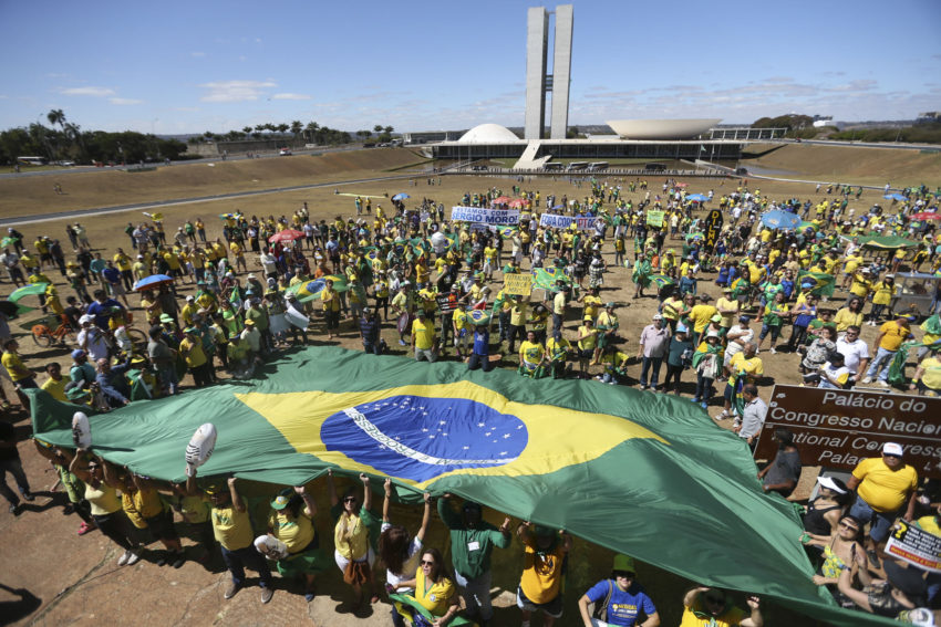 Brasília - Movimentos sociais realizam atos a favor do impeachment da presidenta afastada Dilma Rousseff, em apoio a Lava Jato e a aprovação das dez medidas contra a corrupção (José Cruz/Agência Brasil)