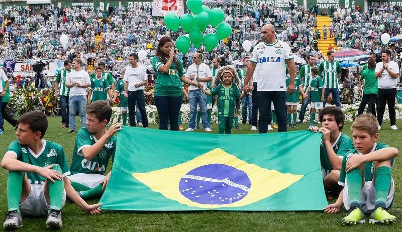 Torcida de Chapecó homenageou jogadores e comissão técnica em velório coletivo (Foto: Beto Barata/PR/Agência Brasil)