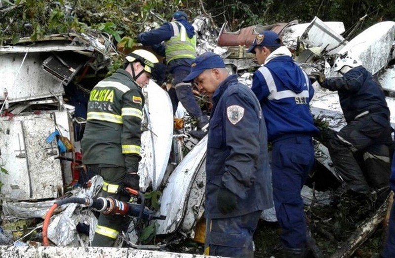 Equipes de resgate ainda buscam corpos e recolhem destroços (Foto: Departamento de Polícia de Antioquia/Divulgação)