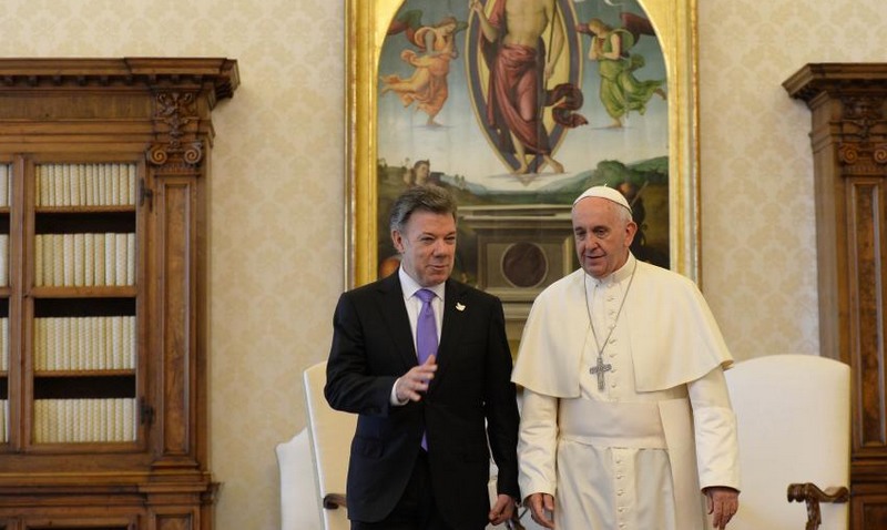 Juan Manuel Santos e papa (Foto: César Carrión/ SIG/Fotos Públicas)