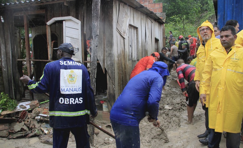 Servidores da Prefeitura abriram valas para evitar que água atingisse casas (Fotos: Karla Vieira/Semcom) 