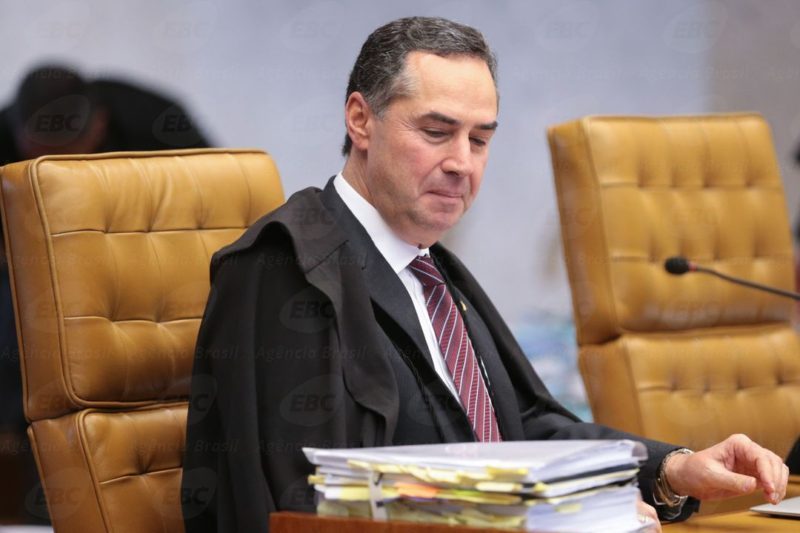 Brasília - Ministro Roberto Barroso em sessão plenária do STF para definir a fixação da tese de repercussão geral nas ações que tratam da desaposentação (José Cruz/Agência Brasil)