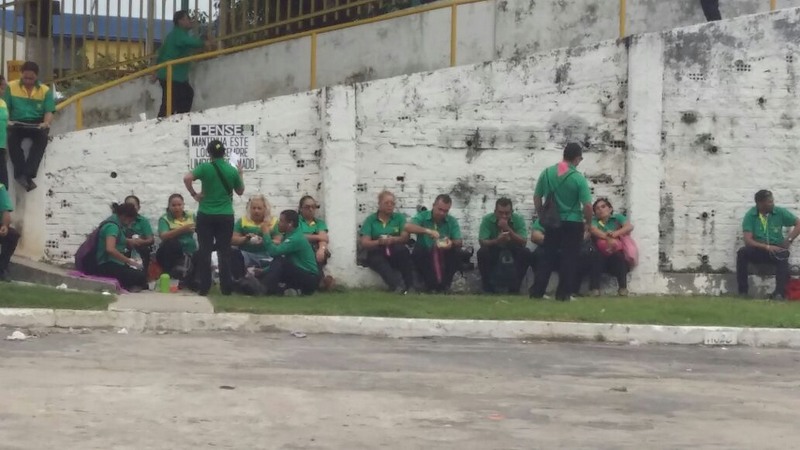 Trabalhadores da Global Green foram à empresa, na zona leste de Manaus, mas não tiraram os ônibus da garagem (Foto: Valmir Lima)