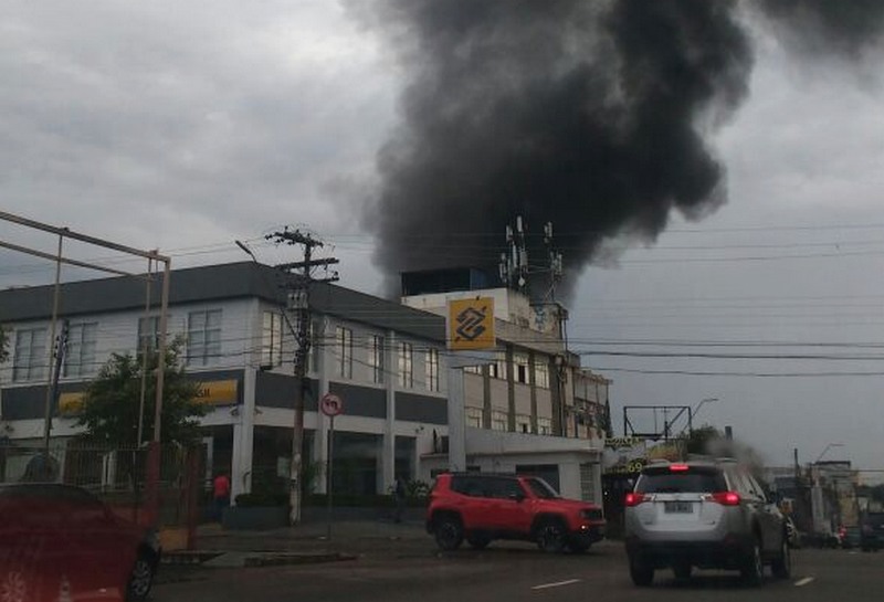 Fofo já foi controlado, informou o Corpo de Bombeiros em loja de acessório para carro (Foto: Corpo de Bombeiros/Divulgação)