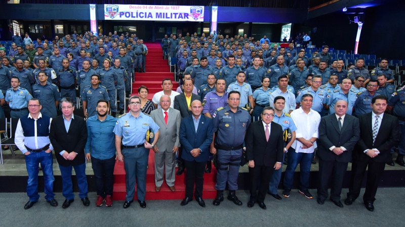 governador José Melo com oficiais e soldados da PM