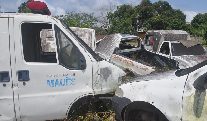 Ambulâncias sucateadas foram encontradas em um terreno do município (Fotos: M. Rocha/Divulgação)
