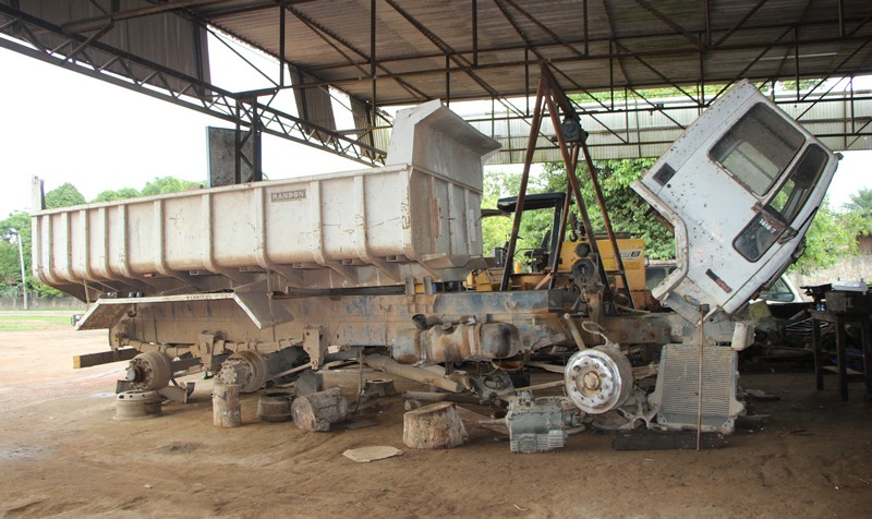 Caçamba teve motor e peças retiradas, segundo fiscalização da prefeitura 