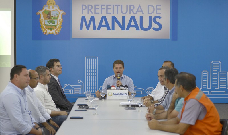 Prefeito em exercício Marcos Rotta anunciou o novo subsídio às empresas de ônibus (Foto: Alex Pazuello/Semcom)